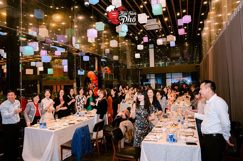 Hải Sản Phố là nhà hàng hải sản nổi tiếng tại Hà Nội với điểm nhấn nổi bật về thực đơn món ngon đa dạng, phong phú và không gian sang trọng, rông rãi hiếm có giữa lòng Thủ đô