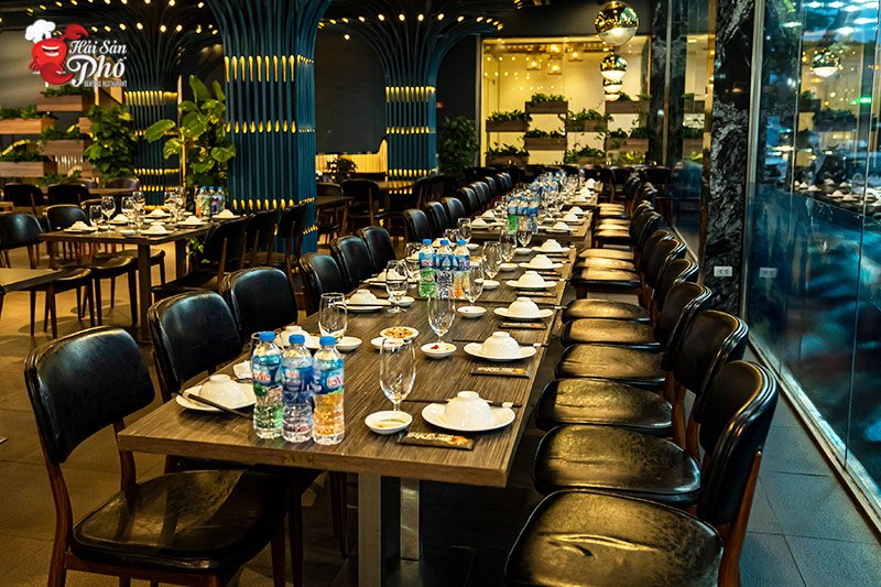 Hải Sản Phố 15 B-C Trần Khánh Dư mang đậm cả hứng biển khơi với tone xanh chủ đạo