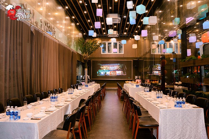 Phòng riêng tổ chức tiệc có sức chứa đa dạng từ 4 - 70 khách, phòng tiệc trên 30 khách hỗ trợ máy chiếu/ màn led/ âm thanh và sân khấu