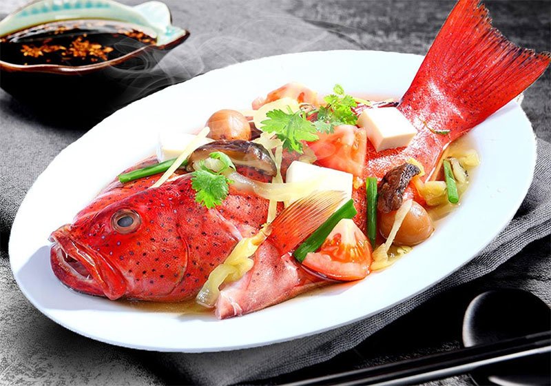 Cá song đỏ không thể nuôi nhốt nên quý hiếm và có giá trị cao hơn cả.