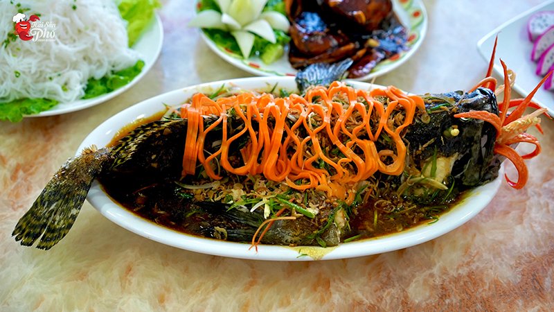 Món cá song mềm, ngọt nhưng không bị nát chắc chắn là món ngon tiệc công ty được nhiều người yêu thích.