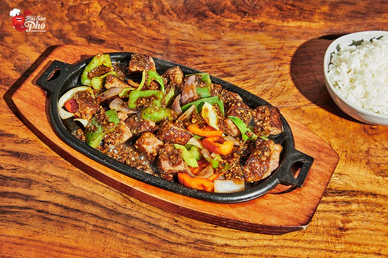 Bò sốt tiêu đen được coi là món ăn quốc dân trong các bữa tiệc