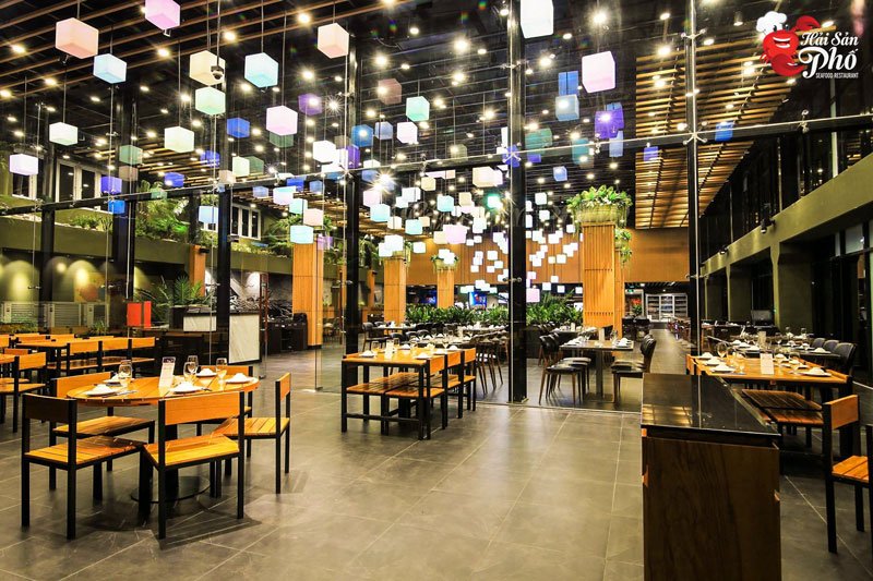 Hải Sản Phố nằm lạc trên phố Liễu Giai, mang đến không gian thoải mái cùng lối dẫn kiến ​​trúc sang trọng