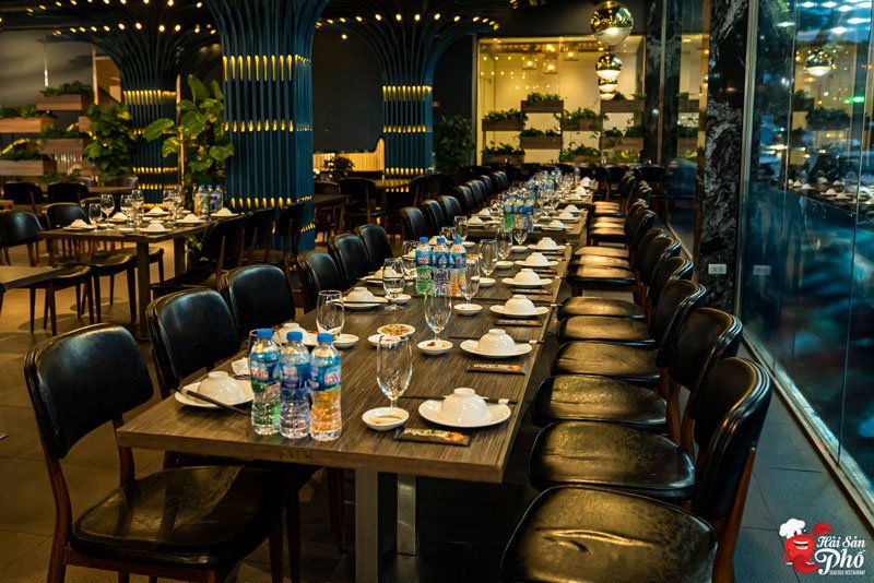 Tông màu trầm mang sắc của đại dương giúp nhà hàng hải sản ngon - Hải Sản Phố 15 TCN Trần Khánh Dư ghi điểm trong mắt thực khách.