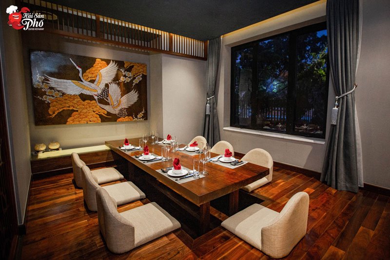 Phòng VIP tại nhà hàng hải sản ngon số 15 TCN Trần Khánh Dư mang hơi hướng giao thoa văn hóa, đậm đà sắc cổ điển sẽ ghi lại những dấu ấn khó phai.