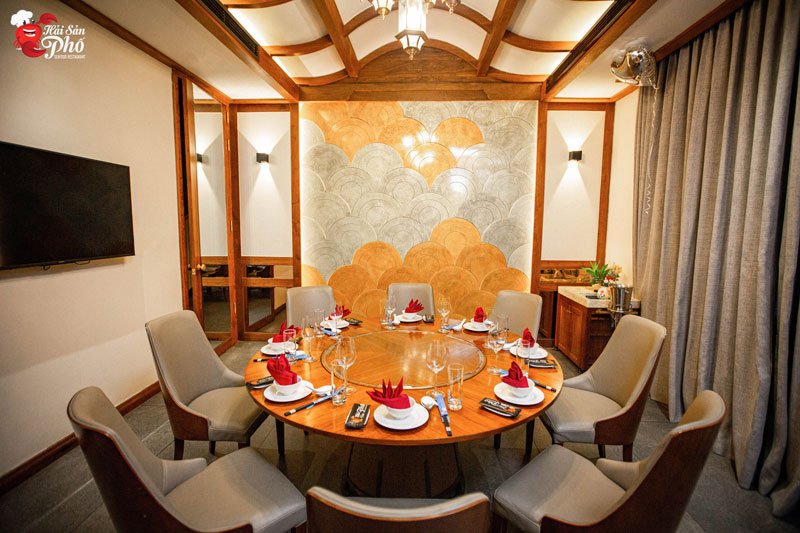 Phòng VIP ấm cúng mang đậm phong cách văn hóa Á Đông tại Hải Sản Phố 15 B-C Trần Khánh Dư