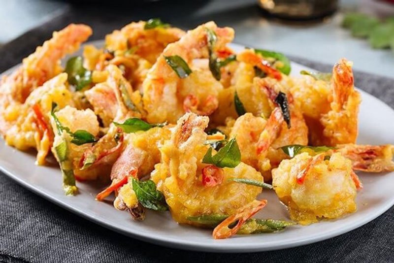 Tôm sú chiên trứng mặn đậm đà, thơm ngon nhưng vẫn giữ được vị ngọt chắc của thịt tôm.