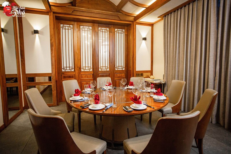 Phòng VIP mang hơi hướng ấm cúng, sang trọng của Hải Sản Phố Trần Khánh Dư.