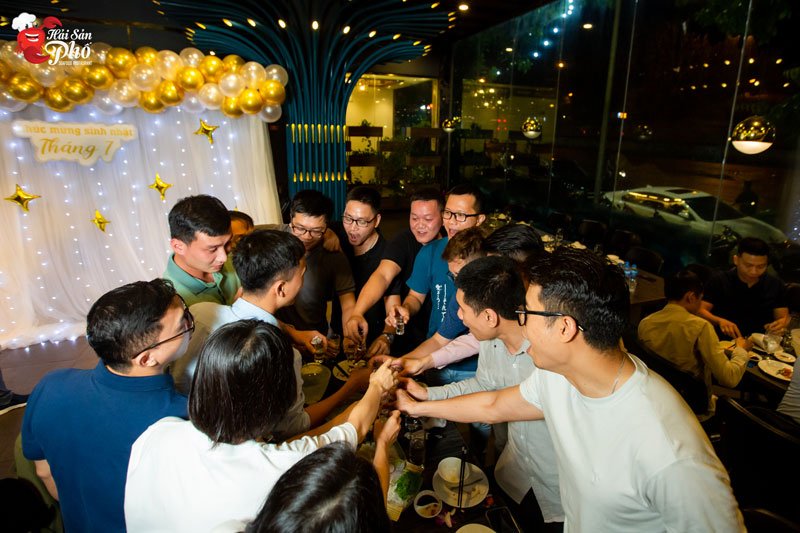 Bữa tiệc của những người bạn trở nên trọn vẹn với nhiều niềm vui bất tận.