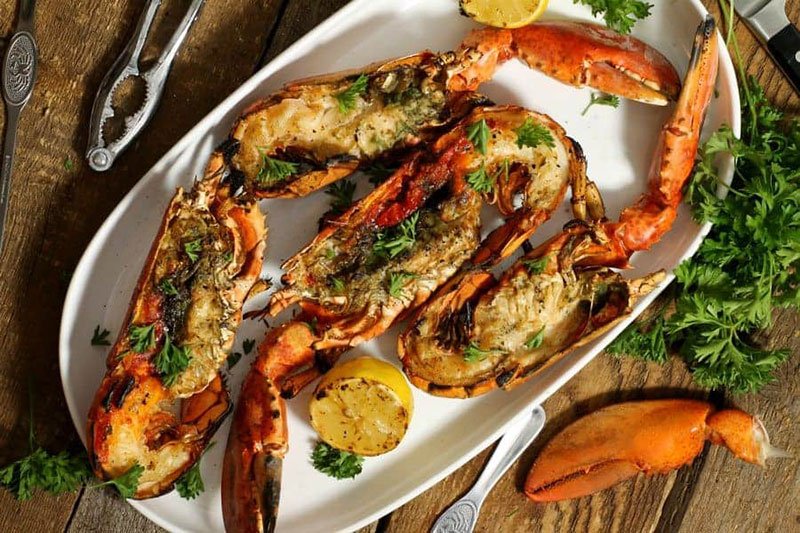 Các món ngon từ tôm hùm đỏ luôn “đắt khách” tại các nhà hàng hải sản.
