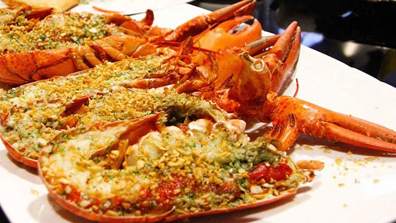 Nướng bơ tỏi đậm vị làm dậy lên những vị ngon vốn có của tôm hùm đỏ.