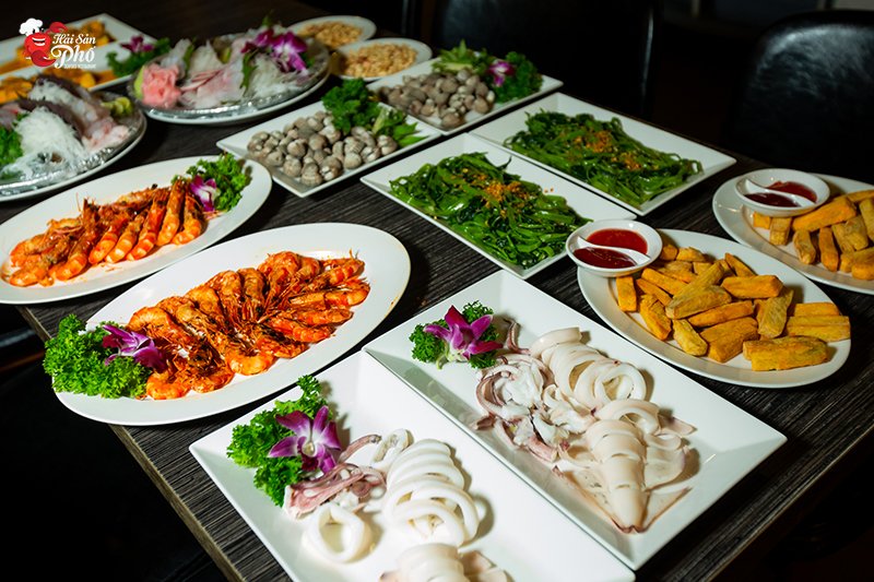 Quý khách sẽ được phục vụ những món ăn hảo hạng được nhà hàng chuẩn bị kỹ lưỡng