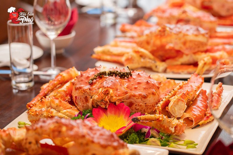 Thịt cua mềm, ngọt chấm cùng nước sốt hải sản tạo nên hương vị hảo hạng chinh phục được những vị khách khó tính nhất