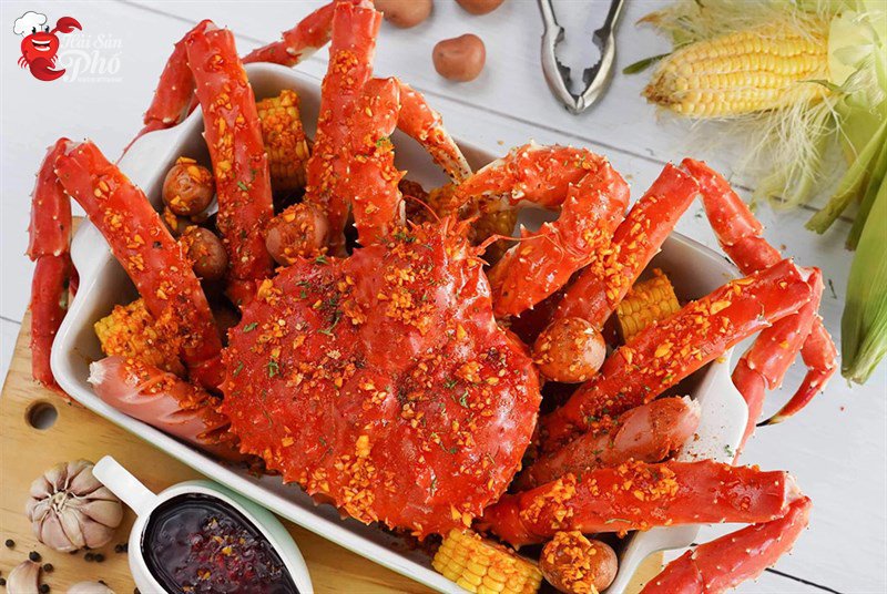 Cua hoàng đế sốt bơ tỏi là món ăn hấp dẫn, gây ấn tượng với nhiều quý thực khách