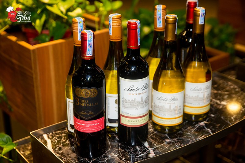 Bữa tiệc trọn vị hơn khi vừa thưởng thức món ăn ngon vừa nhâm nhi ly rượu vang cao cấp
