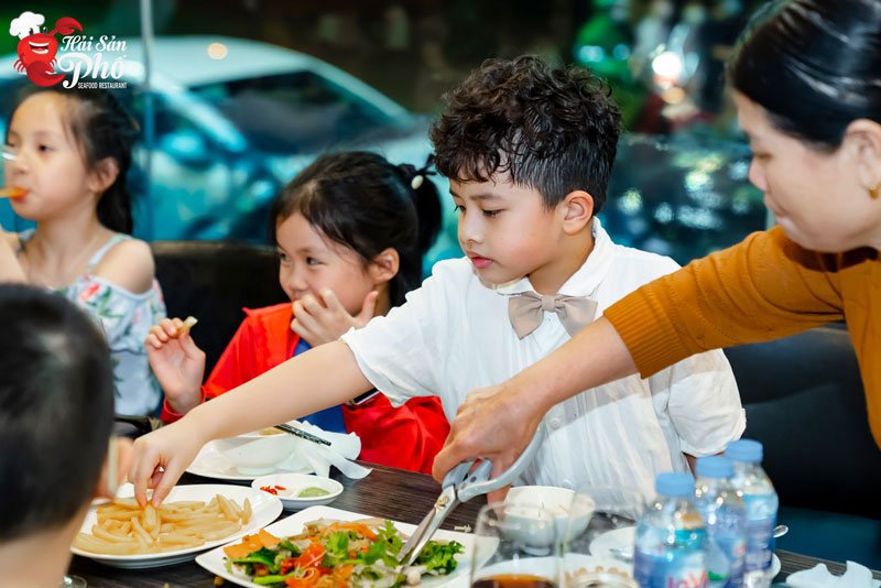 Thực đơn tiệc sinh nhật đa dạng món ngon, phù hợp với khẩu vị của mọi người tuổi.