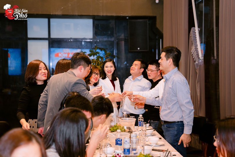 Sự kiện công ty tại Hải Sản Phố luôn vui vẻ, hoàn hảo.