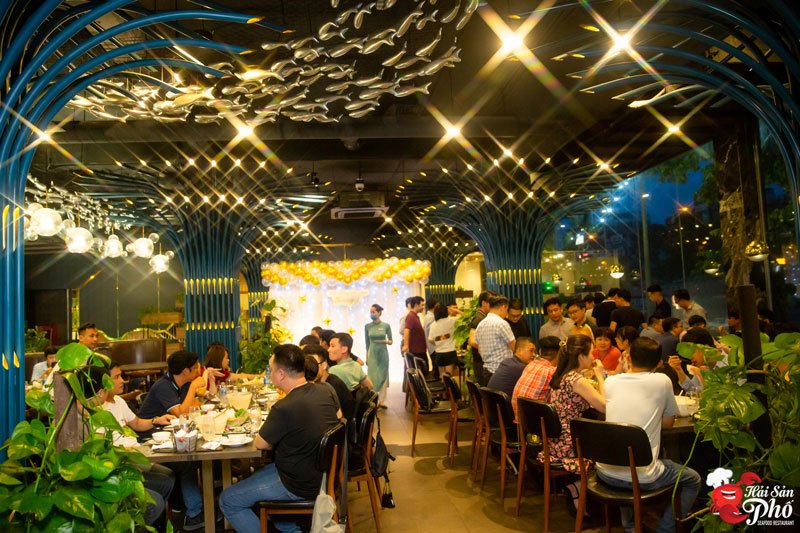 Các sự kiện họp lớp đông đúc, náo nhiệt và hấp dẫn.