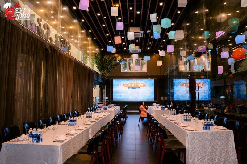 Sức chứa của nhà hàng nên đa dạng, phù hợp với mọi nhu cầu của khách hàng khi đặt tiệc.