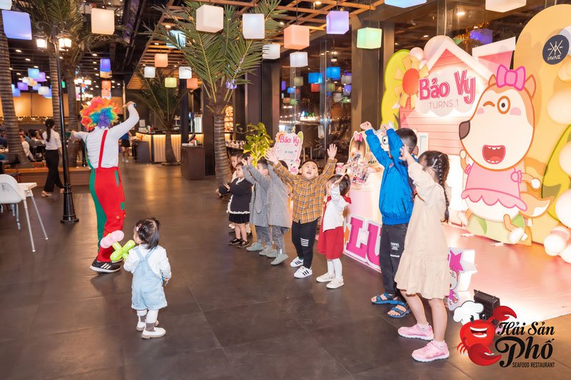 Phục vụ chuyên nghiệp sẽ là điểm cộng lớn cho nhà hàng tổ chức tiệc