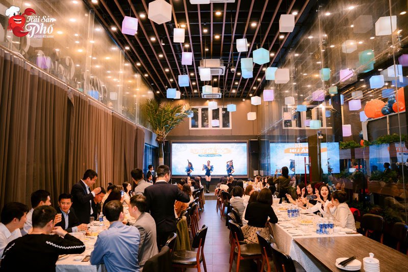 Khu S với sức chứa tới 70 thực khách, được trang bị hệ thống ánh sáng âm thanh hiện đại, màn LED, sân khấu, màn hình lớn,... tại Hải Sản Phố 48 Liễu Giai.