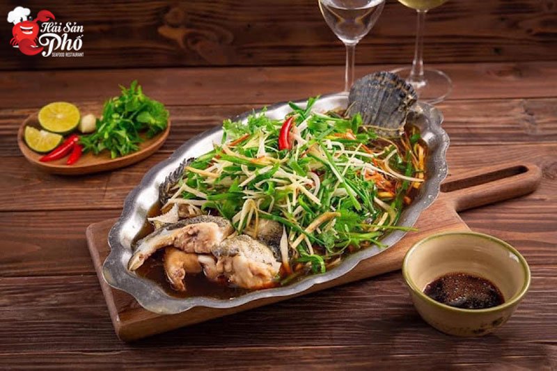 Những món ngon được chế biến dưới bàn tay tài hoa của ngũ đội đầu bếp dày dặn kinh nghiệm.