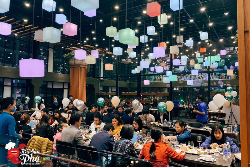 Đông đảo khách mời sẽ tạo nên không khí vui vẻ, hạnh phúc cho bữa tiệc.