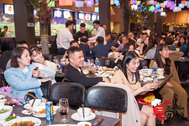 Sự vui vẻ, hạnh phúc mang nhiều ý nghĩa tốt đẹp cho buổi tiệc.