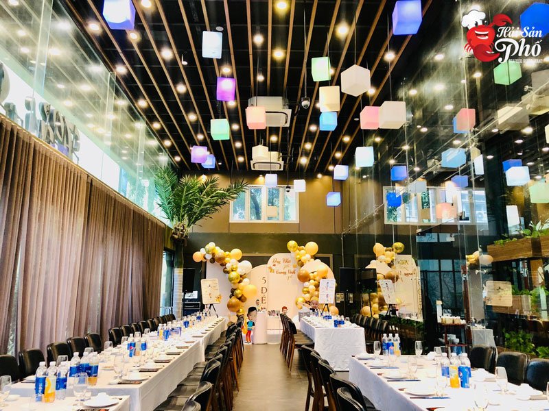 Khu S rộng rãi, riêng tư, có trang bị hệ thống ánh sáng, âm thanh, sân khấu, màn hình LED hiện đại.