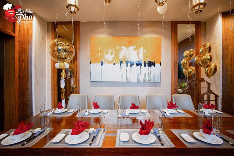 Phòng VIP kín đáo, yên tĩnh giúp những bữa tiệc tiếp khách được diễn ra trọn vẹn và thành công.