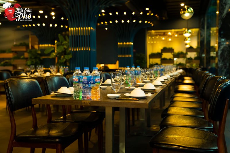 Không gian chung lớn, mang tone xanh biển khơi đầy bình yên của Hải Sản Phố 15 Trần Khánh Dư.