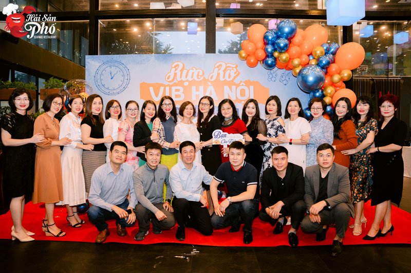 Tiệc công ty là một phần không thể thiếu của văn hóa doanh nghiệp.