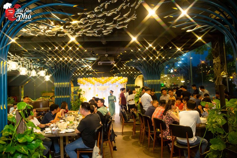 Sảnh chung có sức chứa lớn của nhà hàng.