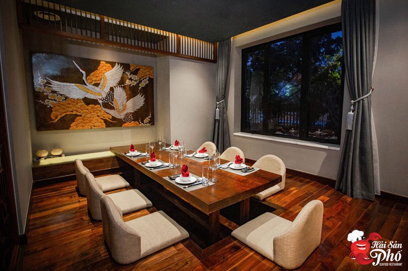 Các phòng VIP tại Hải Sản Phố 15 Trần Khánh Dư mang đến cảm giác yên bình, ấm cúng và gần gũi cho thực khách.