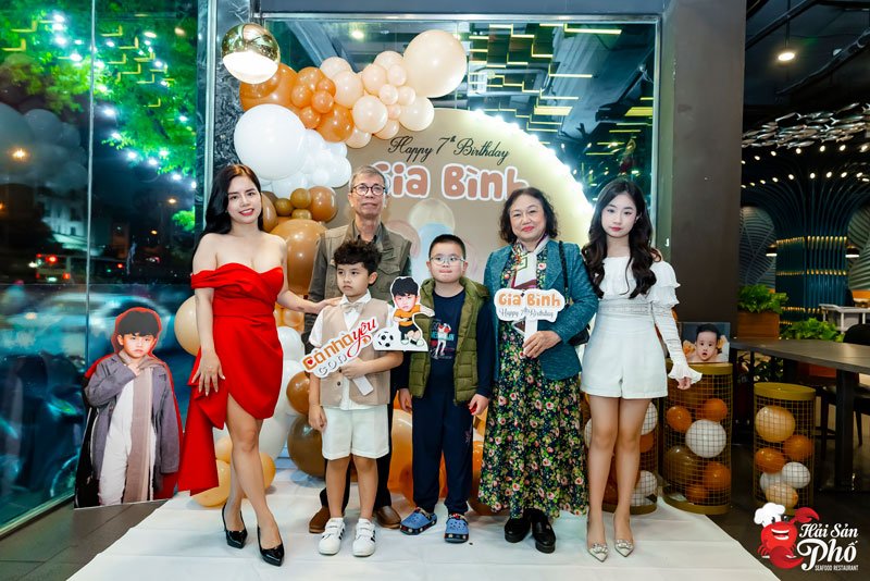 Số lượng thành viên sẽ quyết định địa điểm tổ chức bữa tiệc.