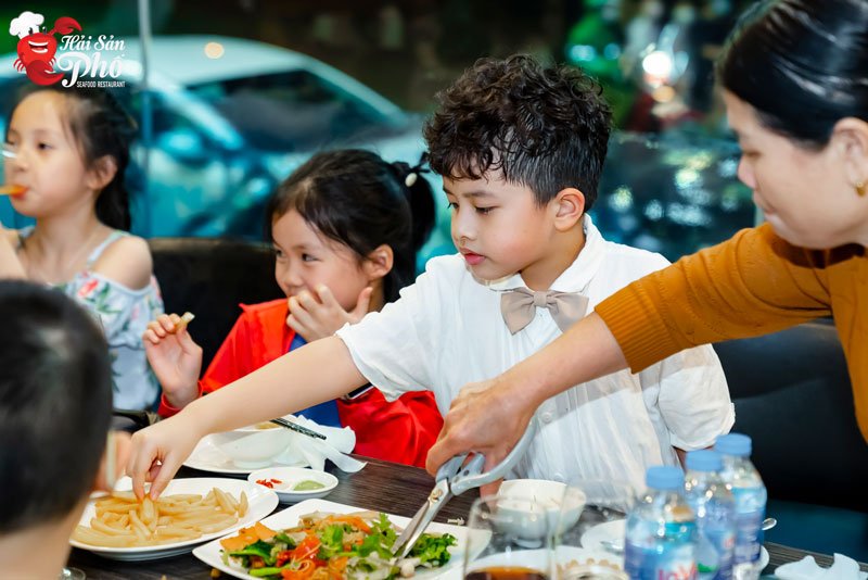 Thực đơn phù hợp với mọi lứa tuổi sẽ giúp bữa tiệc đầy đủ.