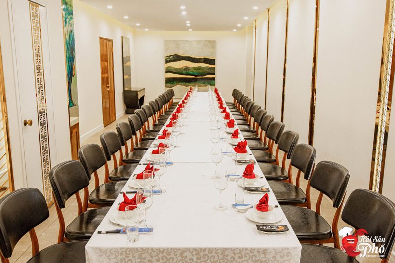Phòng VIP kín đáo, riêng tư của nhà hàng cũng là lựa chọn tuyệt vời cho những bữa tiệc công ty không quá lớn.