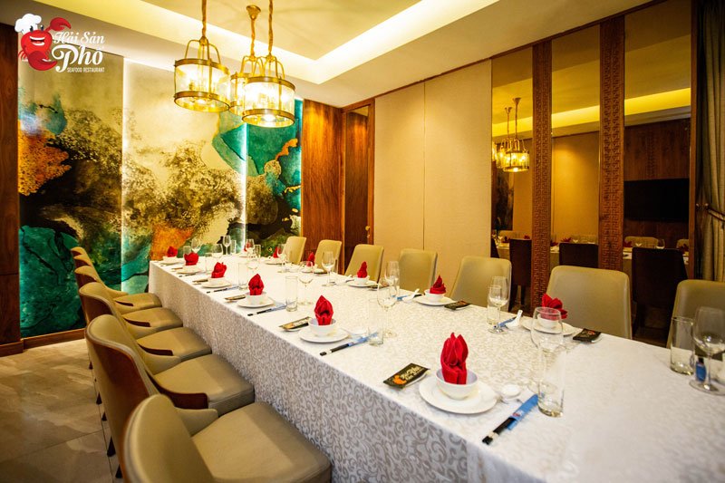 Phòng riêng sang trọng, mang màu sắc có phần cổ điển, trầm ấm.