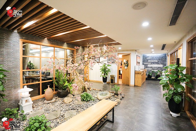 Không gian phòng VIP được trang trí nhẹ nhàng, sang trọng