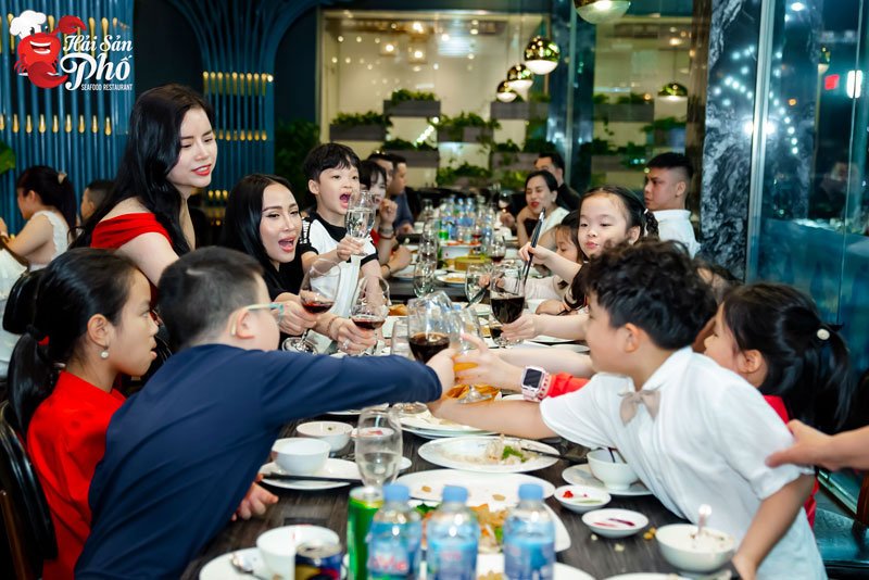 Thực đơn hải sản chất lượng tại Hải Sản Phố luôn đảm bảo sẽ khiến cả gia đình hài lòng.