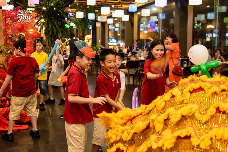 Tổ chức Trung Thu không chỉ mang lại niềm vui và hạnh phúc cho các em nhỏ mà còn chứa đựng những ý nghĩa sâu sắc về truyền thống văn hóa