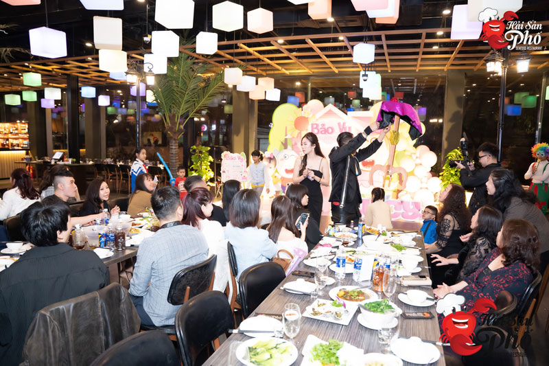 Các tiện ích về sân khấu, màn hình, TV,... cũng khiến khách hàng có trải nghiệm vui vẻ.