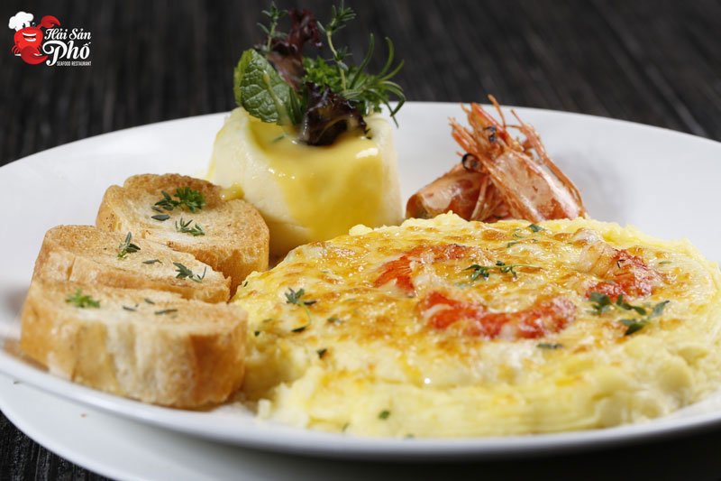 Tôm sú chắc thịt, hòa quyện trong lớp phomai béo ngậy được thực khách đặc biệt yêu thích.