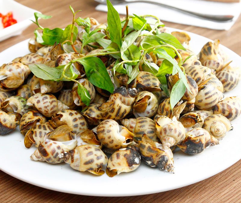 Ốc hương nướng dậy mùi, hòa quyện trong nước chấm trọn vị.