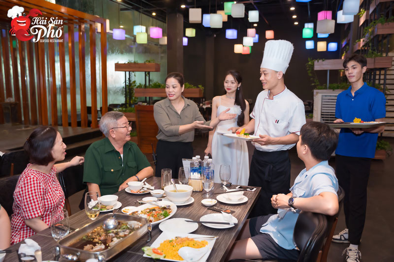 Phục vụ luôn chu đáo, đem lại những trải nghiệm tuyệt vời của khách hàng khi đến với Hải Sản Phố.