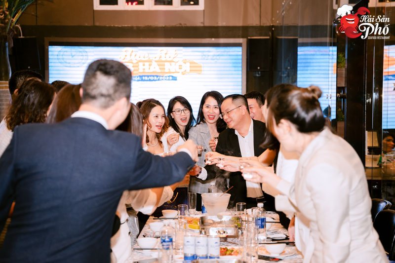 Bữa tiệc công ty tại địa điểm hợp lý sẽ mang tới những khoảnh khắc tuyệt vời.