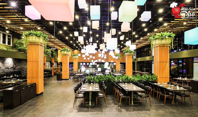 Không gian chung rộng và rực rỡ ánh sáng của Hải Sản Phố Liễu Giai.