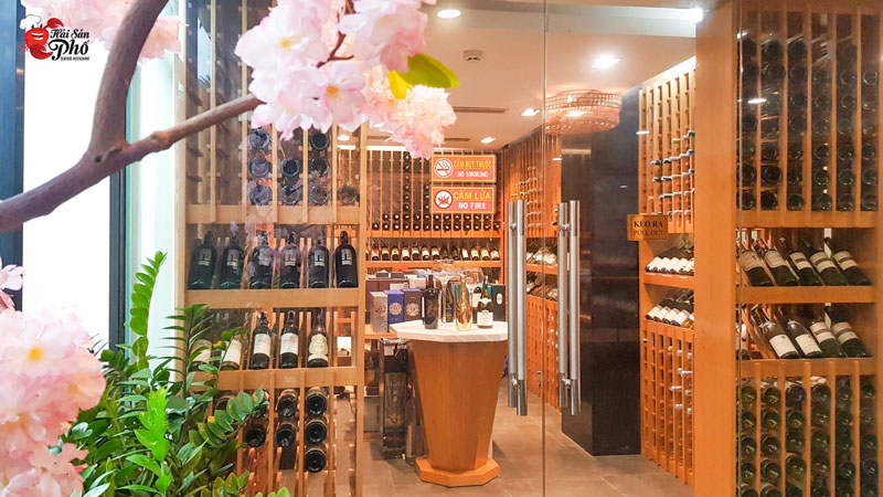 Mọi chi tiết bày trí đều làm nâng tầm vẻ đẹp thượng lưu của nhà hàng.