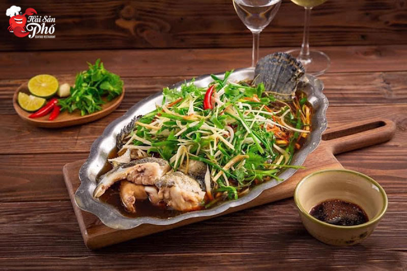 Cá song ngọt thịt, tươi ngon quyện trong gia vị sẽ mang lại sự lôi cuốn cho thực đơn đặt tiệc 20/10.