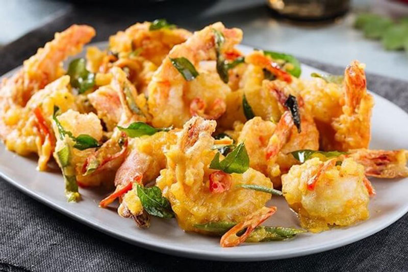 Tôm sú chiên trứng mạnh - best seller cực nịnh miệng của Hải Sản Phố.